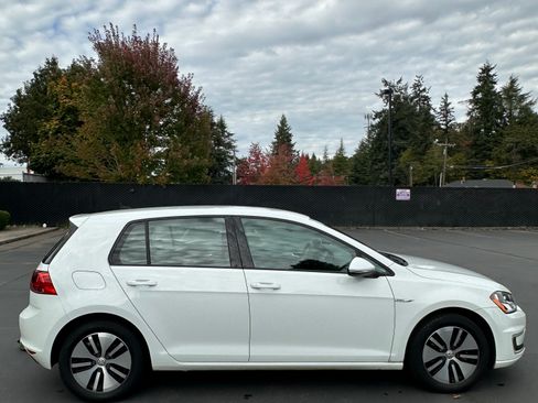 Used 2016 Volkswagen e-Golf SE w/ DC Fast Charging Package image 1