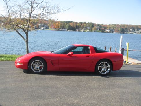 Used 2004 Chevrolet Corvette Coupe w/ Roof Package RWD image 1