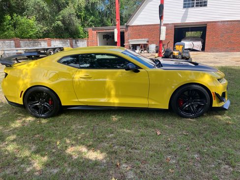 Used 2018 Chevrolet Camaro ZL1 RWD image 4