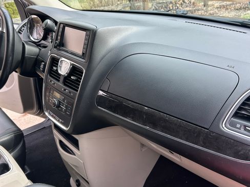 Used 2016 Chrysler Town & Country Touring-L image 15