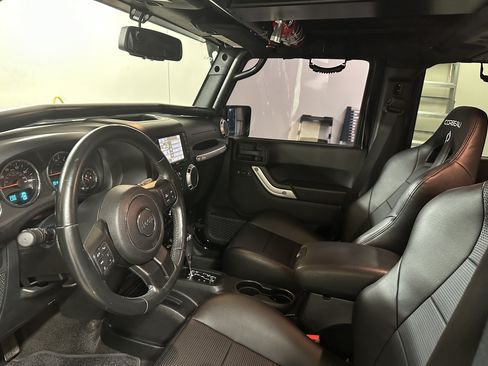 Used 2015 Jeep Wrangler Unlimited Rubicon w/ Connectivity Group AWD/4WD image 10