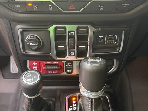 Used 2025 Jeep Wrangler Unlimited Rubicon AWD/4WD image 10