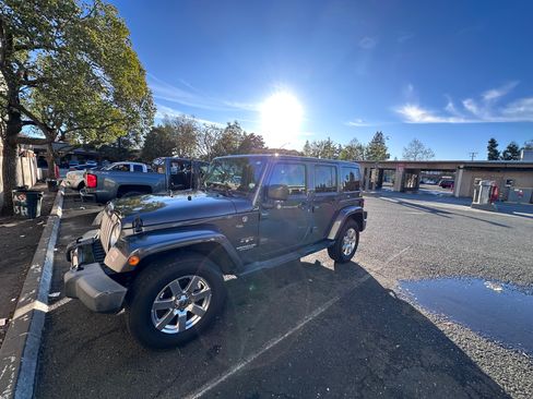 Used 2016 Jeep Wrangler Unlimited Sahara w/ Connectivity Group AWD/4WD image 1