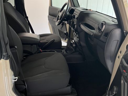 Used 2018 Jeep Wrangler Sport w/ Connectivity Group AWD/4WD image 10