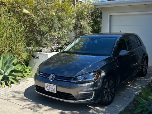 Used 2019 Volkswagen e-Golf SEL Premium image 1