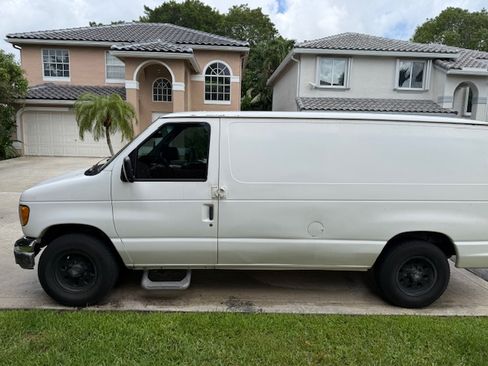 Used 2001 Ford E-250 and Econoline 250 RWD image 1