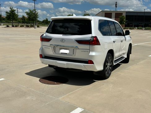 Used 2021 Lexus LX 570 4WD w/ Luxury Package image 9