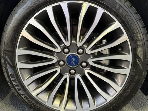 Used 2017 Ford Fusion SE w/ Fusion SE Technology Package image 12