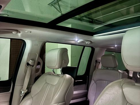 Used 2022 Jeep Wagoneer Series III w/ Premium Group I image 4