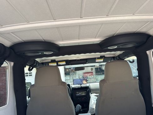 Used 2005 Jeep Wrangler Unlimited w/ Premium Audio Group AWD/4WD image 9