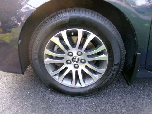 Used 2018 Toyota Sienna XLE Premium FWD image 11
