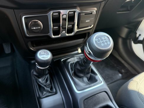 Used 2022 Jeep Wrangler Unlimited Sport AWD/4WD image 11