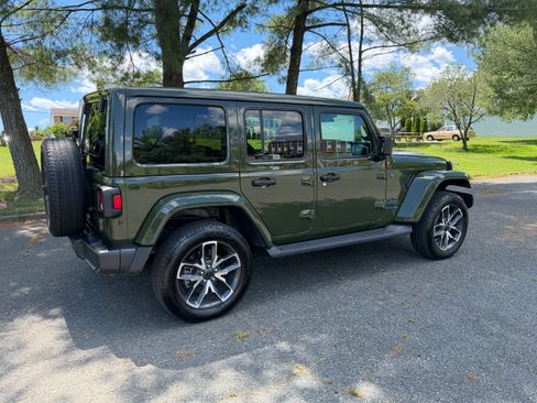 Used 2024 Jeep Wrangler Unlimited w/ Convenience Group AWD/4WD image 2
