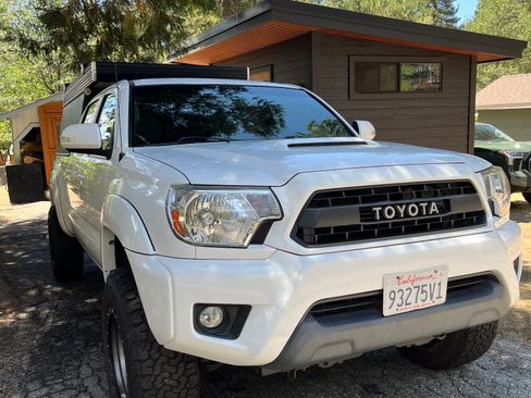 Used 2012 Toyota Tacoma 4x4 Double Cab w/ TRD Sport Pkg image 2