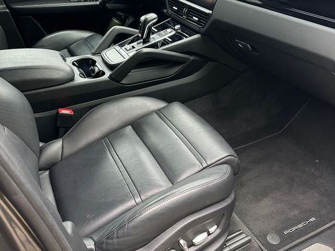 Used 2021 Porsche Cayenne image 5