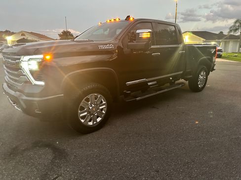 Used 2024 Chevrolet Silverado 2500 High Country w/ High Country Premium Package AWD/4WD image 2