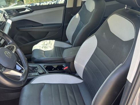 Used 2022 Volkswagen Taos SEL w/ Panoramic Sunroof Package AWD/4WD image 9