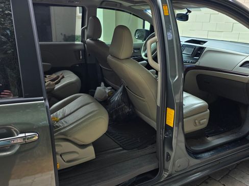 Used 2014 Toyota Sienna Limited image 5