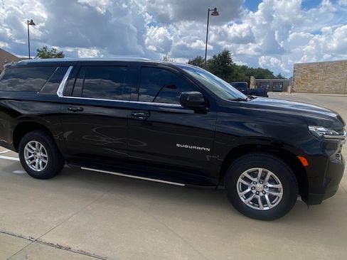 Used 2021 Chevrolet Suburban LT image 1