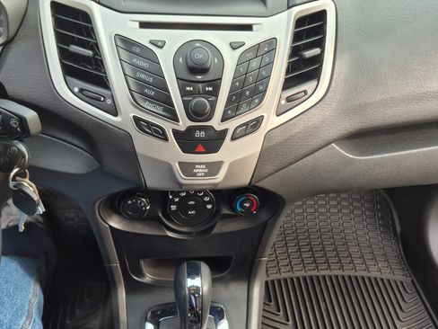 Used 2013 Ford Fiesta SE image 19