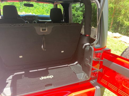 Used 2017 Jeep Wrangler Sahara AWD/4WD image 12