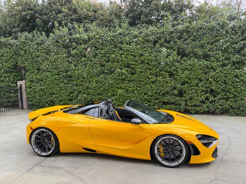 Used 2020 McLaren 720S Spider image 1