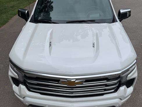 Used 2025 Chevrolet Silverado 1500 High Country w/ High Country Premium Package AWD/4WD image 9