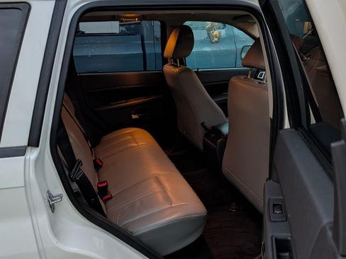 Used 2010 Jeep Grand Cherokee Laredo w/ Sun/Sound Group image 11