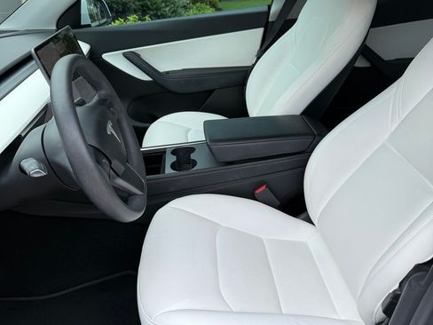 Used 2022 Tesla Model Y Long Range AWD/4WD image 9