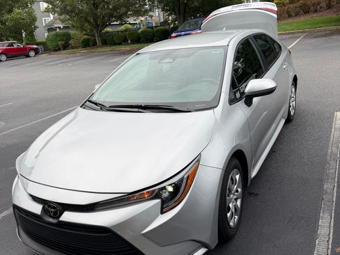 Used 2025 Toyota Corolla LE FWD image 2