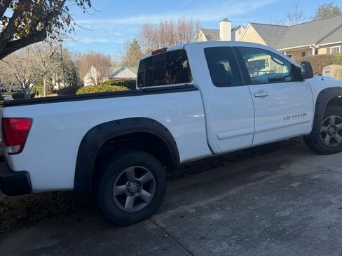 Used 2005 Nissan Titan SE image 1