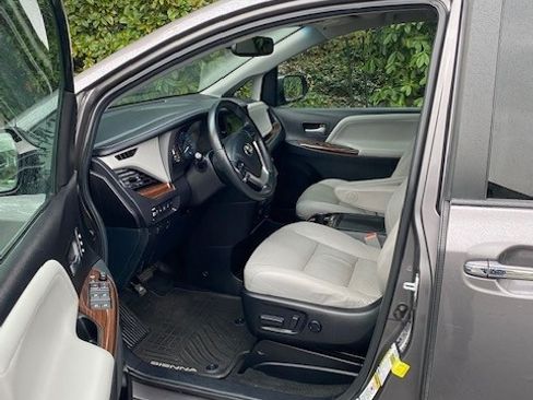 Used 2015 Toyota Sienna Limited image 11