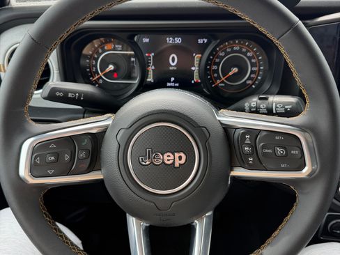 Used 2024 Jeep Wrangler Unlimited Sahara image 14