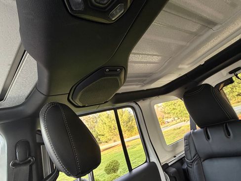 Used 2023 Jeep Wrangler Unlimited Sahara image 13