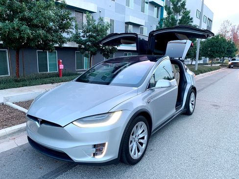 Used 2016 Tesla Model X 90D image 2