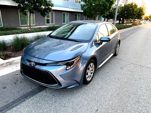 Used 2020 Toyota Corolla LE image 2
