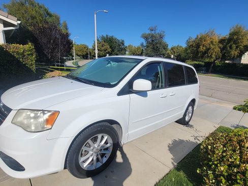 Used 2014 Dodge Grand Caravan SXT w/ Rear Park Assist Package FWD image 4