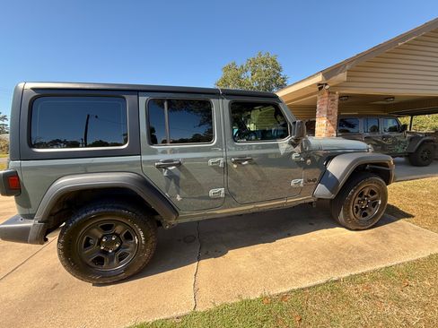 Used 2025 Jeep Wrangler Unlimited Sport image 1