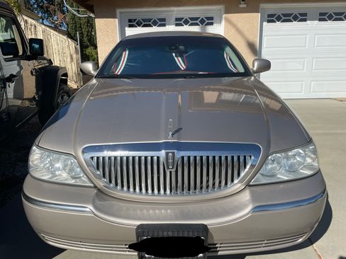 Used 2003 Lincoln Town Car Signature image 1
