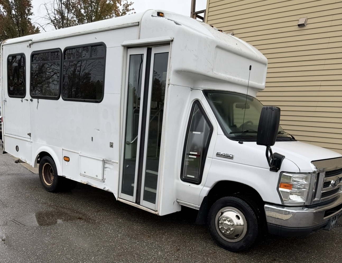 Used 2016 Ford E-450 and Econoline 450 Super Duty w/ Shuttle Bus Prep Package RWD image 1