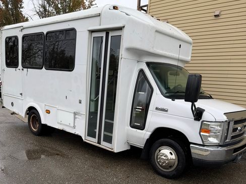 Used 2016 Ford E-450 and Econoline 450 Super Duty w/ Shuttle Bus Prep Package RWD image 1