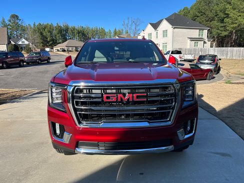 Used 2024 GMC Yukon SLT w/ SLT Luxury Package image 2