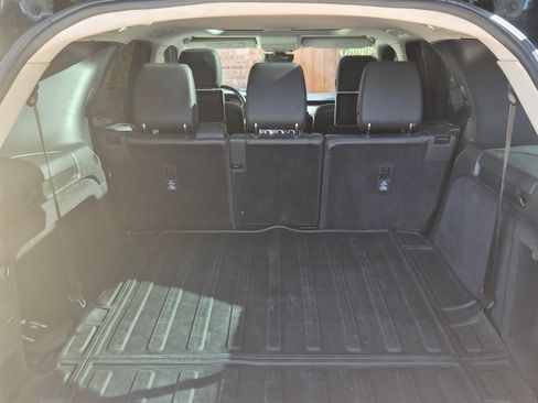 Used 2018 Land Rover Discovery SE image 19