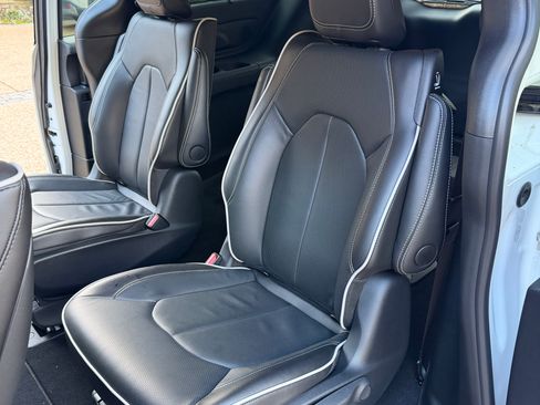 Used 2025 Chrysler Pacifica Premium image 14