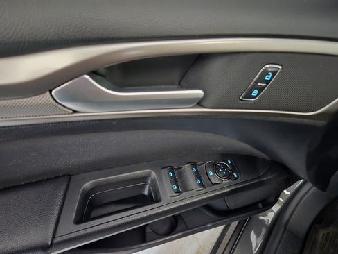 Used 2018 Ford Fusion SE w/ Fusion SE Technology Package FWD image 4