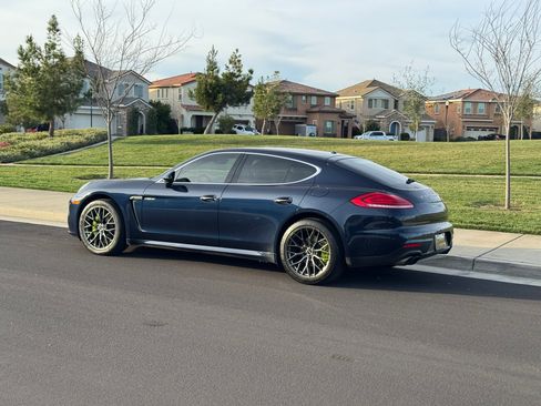 Used 2016 Porsche Panamera S image 2