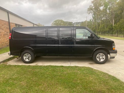 Used 2017 Chevrolet Express 3500 LT w/ LT Preferred Equipment Group image 10