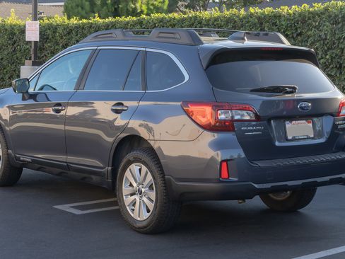 Used 2017 Subaru Outback 2.5i Premium image 9