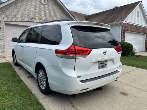 Used 2011 Toyota Sienna XLE w/ Premium Pkg FWD image 6