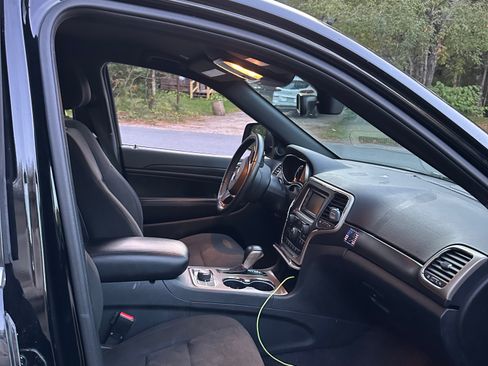 Used 2017 Jeep Grand Cherokee Laredo w/ Quick Order Package 23E image 4